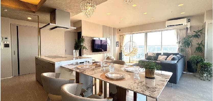 ホテルのように整ったリビングの様子